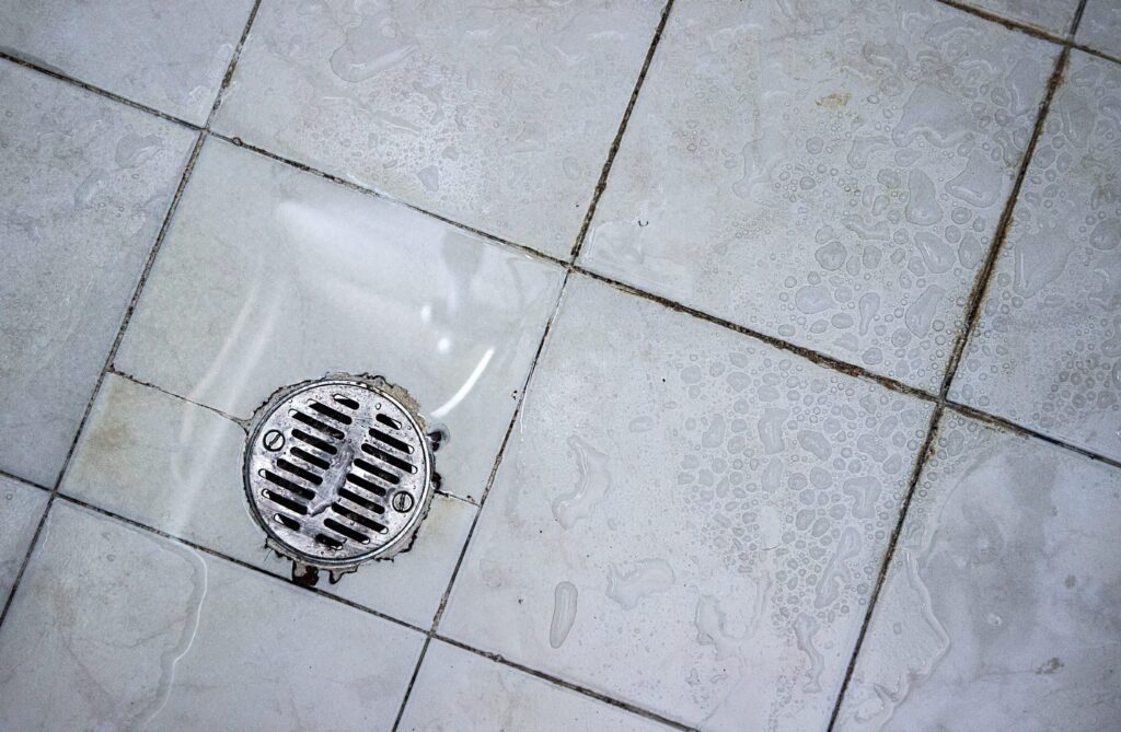 Como desentupir ralo com itens que você já tem em casa